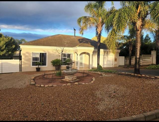 4 BEDROOM HOUSE FOR SALE IN TAFELZICHT